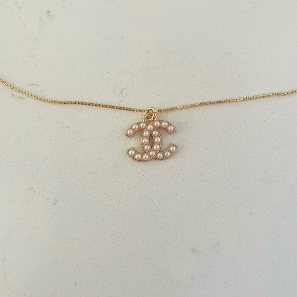 Luxury Gold/Faux Pearl Logo Vintage Repurposed Zipper Pull Necklace - Picture 2 of 2